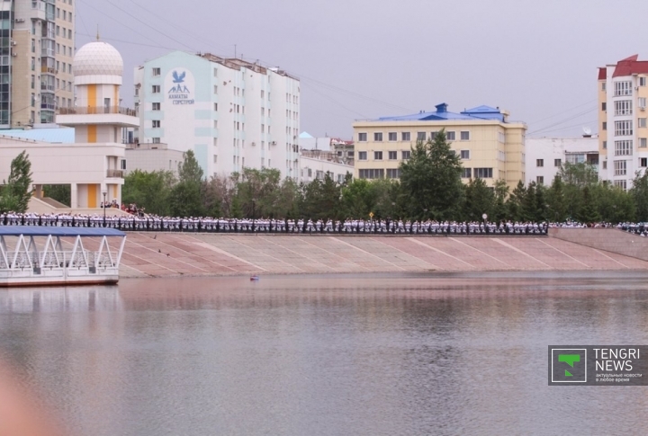 Участники флешмоба " создали линию" на набережной Есиль.