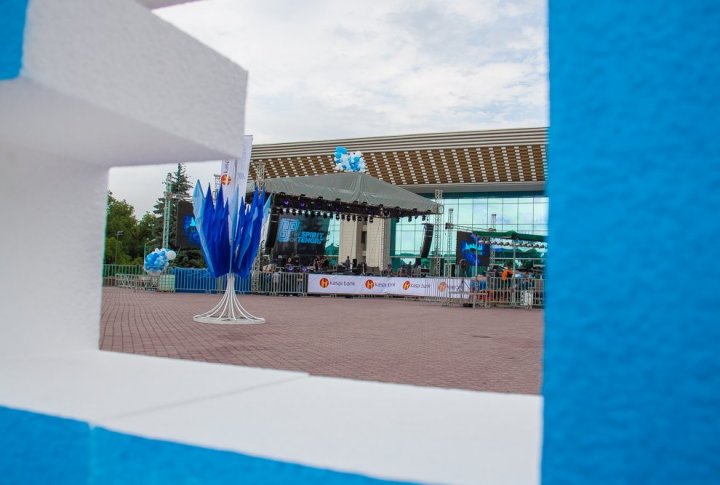 Вид на сцену на площади перед дворцом Республики в Алматы.  Фотографии сайта профессионального концертного фото <a href="http://onparty.me/thespiritoftengri-2014-photo">onparty.me</a>