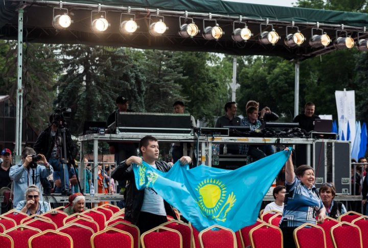 Зритель приветствует казахстанских исполнителей.  Фотографии сайта профессионального концертного фото <a href="http://onparty.me/thespiritoftengri-2014-photo">onparty.me</a>