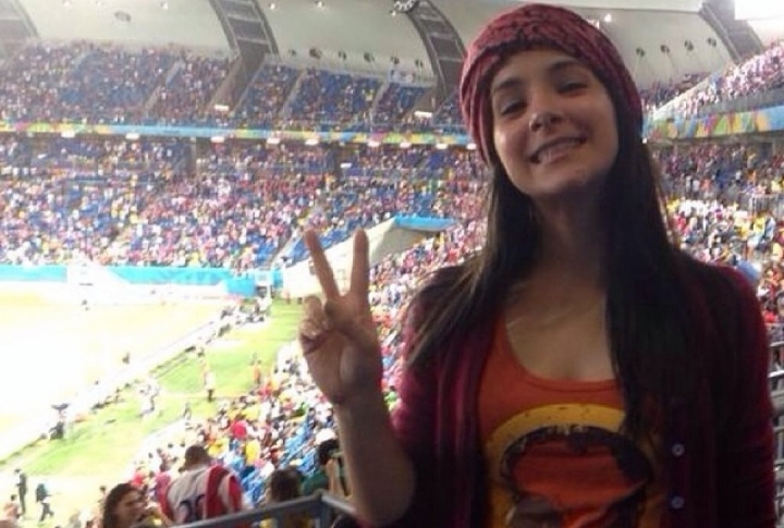 Кстати, на чемпионат мира приехали и те, кто никогда не смотрел футбол. Вот, к примеру, эта девочка уверяет, что вообще не любит футбол, а приехала лишь за позитивными эмоциями и чтобы познакомиться с бразильской культурой. Фото instagram.com/dudaviegas©