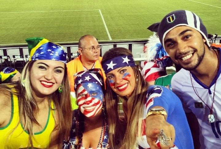 Футбол объединяет все страны. Фото instagram.com/adrianapaschoalino©