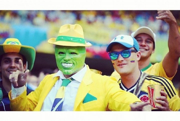На трибунах можно встретить и героя Джимма Керри из фильма "Маска". Фото instagram.com/brazil.world.cup2014©