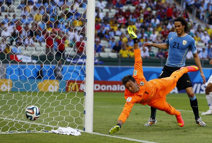 Вратарь Уругвая Фернандо Муслера защищает ворота в матче против Италии. ©REUTERS