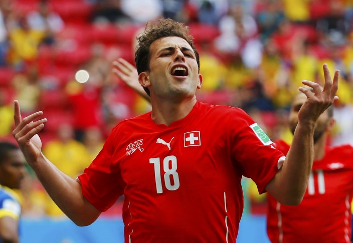 Швейцарец Адмир Мехмеди празднует забитый гол в матче против Эквадора. ©REUTERS