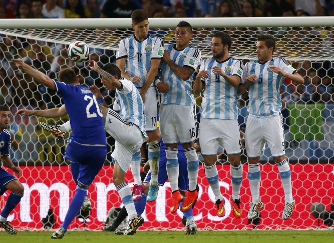 Босниец Айзет Хайрович выполняет свободный удар во время матча против Аргентины. ©REUTERS