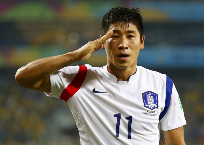 Игрок сборной Южной Кореи Ли Гын Хо приветствует болельщиков, забив гол в ворота сборной России. ©REUTERS