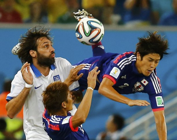 Игрок Греции Георгиос Самарас в борьбе против японца Атсуто Ушиды. ©REUTERS