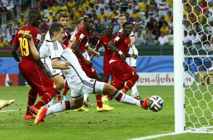 Мирослав Клозе забивает мяч в ворота сборной Ганы. ©REUTERS