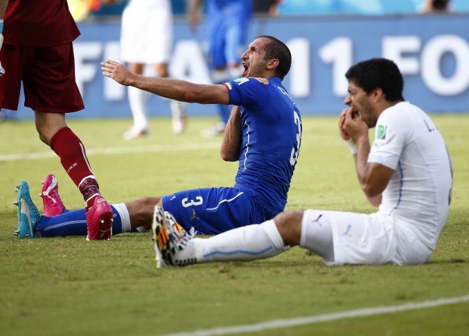 Игрок сборной Уругвая Луис Суарес (справа) после столкновения с игроком сборной Италии Джорджо Кьеллини. ©REUTERS
