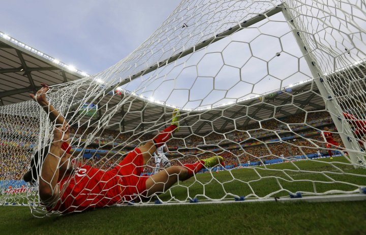 Игрок сборной Швейцарии Рикардо Родригес падает в ворота во время матча против Гондураса. ©REUTERS