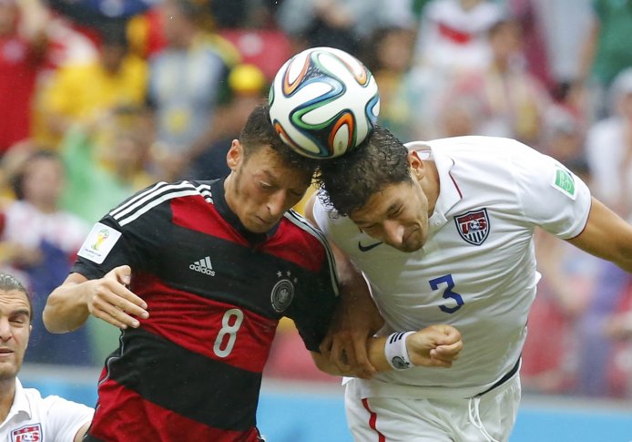 Игроки сборных Германии и США Месут Озил и Омар Гонсалес в борьбе за мяч. ©REUTERS