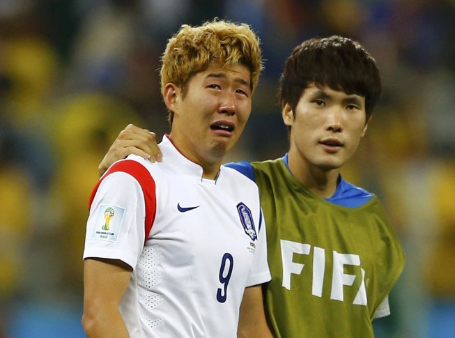 Игрок сборной Южной Кореи Сон Хун-мин плачет после матча между Бельгией и Южной Кореей. ©REUTERS