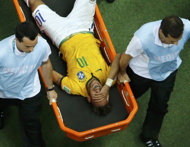 Игрок сборной Бразилии Неймар получил травму в матче со сборной Колумбии. ©REUTERS