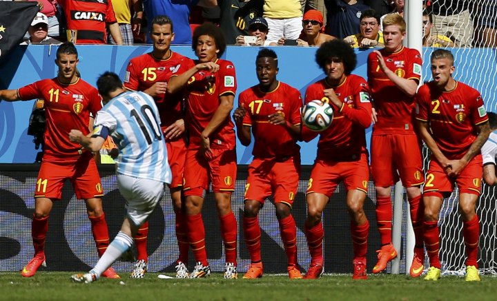 Аргентинец Лионель Месси выполняет свободный удар в  четвертьфинале между Аргентиной и Бельгией. ©REUTERS
