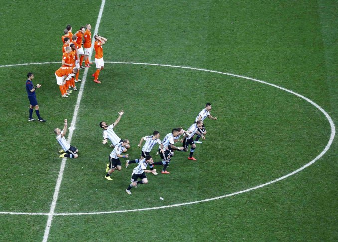 Сборная Аргентины празднует победу в матче с командой Нидерландов. ©REUTERS