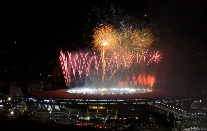 Салют над стадионом "Маракана"  в Рио-де-Жанейро во время церемонии награждения победителей Кубка Мира по футболу 2014 года. ©REUTERS