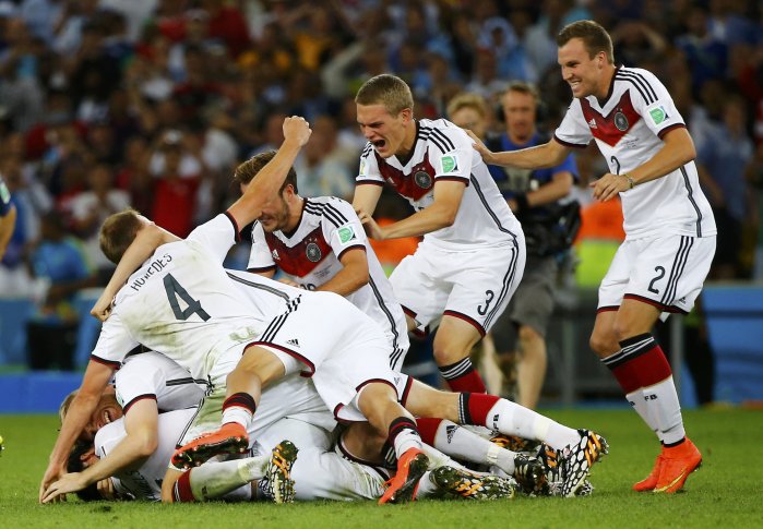 Игроки сборной Германии празднуют забитый гол в финальном матче против Аргентины. ©REUTERS