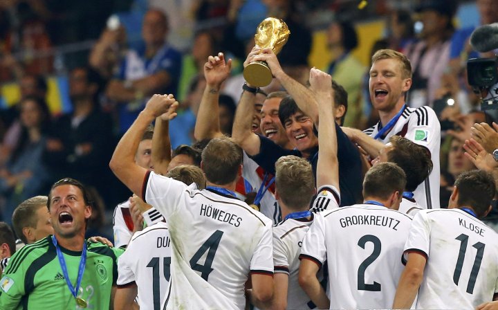 Команда Германии празднует победу в финале Кубка мира на стадионе "Маракана" в Рио-де-Жанейро 13 июля 2014 года. ©REUTERS 