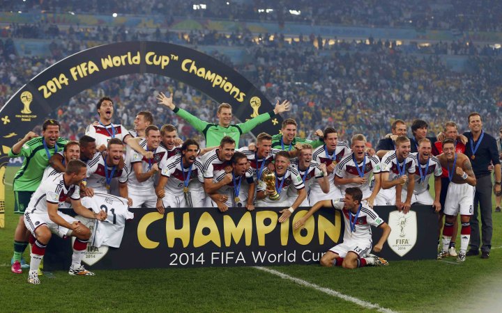 Команда Германии празднует победу в финале Кубка Мира на стадионе "Маракана" в Рио-де-Жанейро 13 июля 2014 года. ©REUTERS 