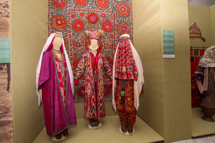 Это костюмы женщин Узбекистана и Таджикистана XIX века. 