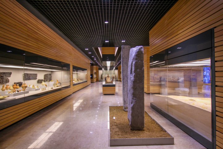 В Национальном музее 11 экспозиционных залов. Это зал древней и средневековой истории. Здесь выставлено более 500 экспонатов из 5 тысяч, хранящихся в фондах. 
