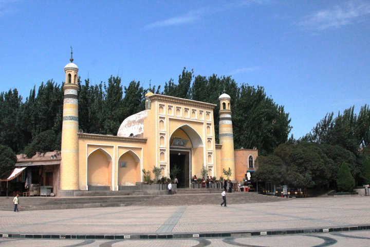 После этого казахстанцы направились в мечеть Этигар (Ид Ках), являющуюся самой большой мечетью в Синьцзяне и одной из трех самых почитаемых мечетей в Центральной Азии. "Этигар" на уйгурском языке означает "праздничная".
©Владимир Прокопенко