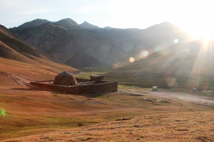 Сейчас это сооружение является архитектурным памятником Кыргызстана. Оно было отреставрировано, некоторые части здания были восстановлены. Таш-Рабат в наши дни имеет площадь 38 на 36 метров.
©Владимир Прокопенко
