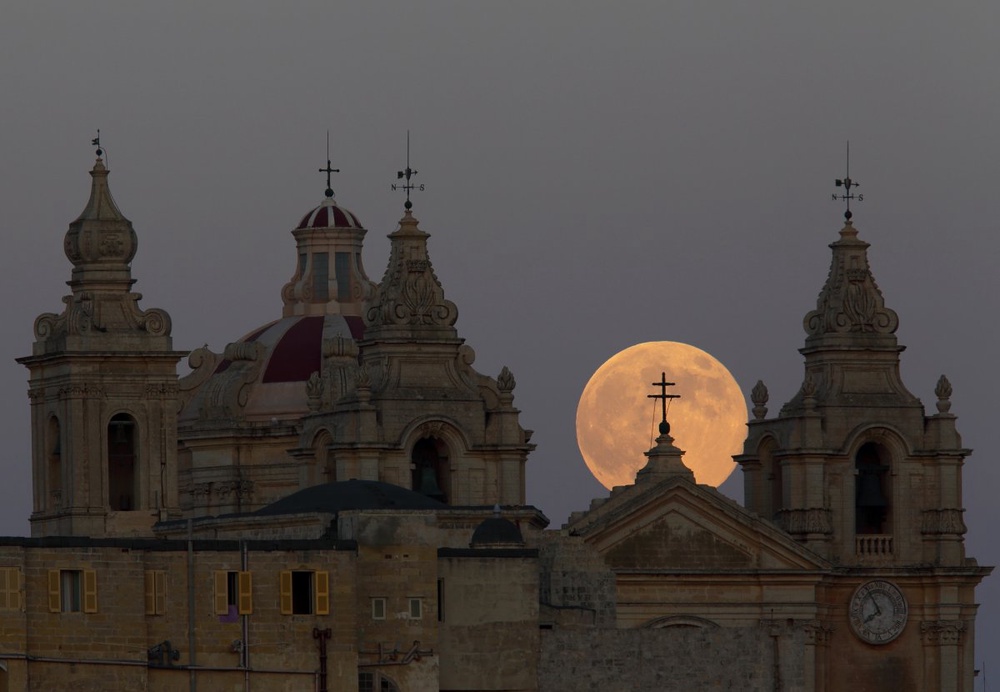 Луна поднимается позади собора в городе Мдина, древней столице Мальты. ©REUTERS