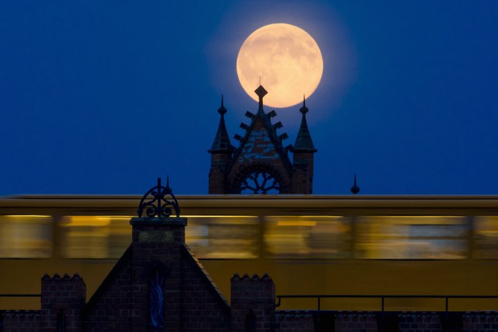 Луна над мостом Обербаум в Берлине. ©REUTERS