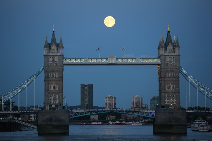 Луна над Тауэрским мостом в Лондоне. ©REUTERS