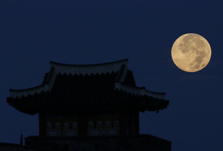 Луна в городе Сувон, Корея. ©REUTERS