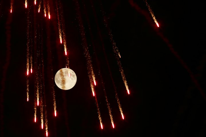 Луна и фейерверк в городе Моста, Мальта. ©REUTERS