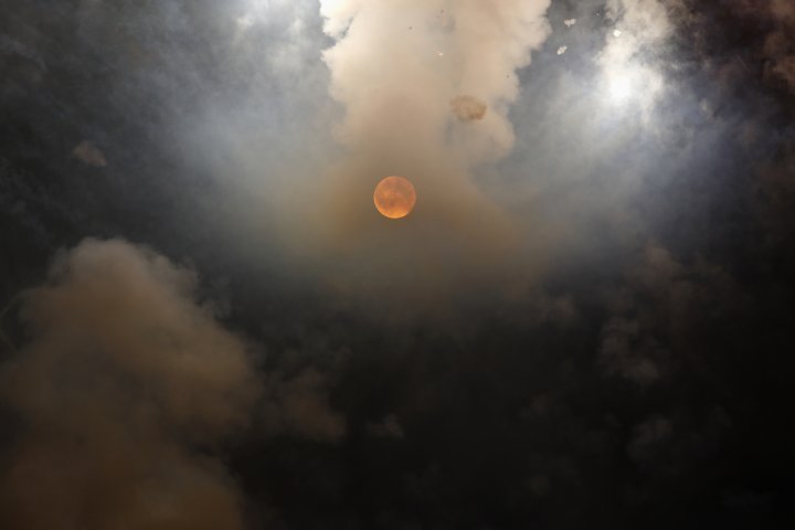 Луна и дым от фейерверка в городе Моста, Мальта. ©REUTERS