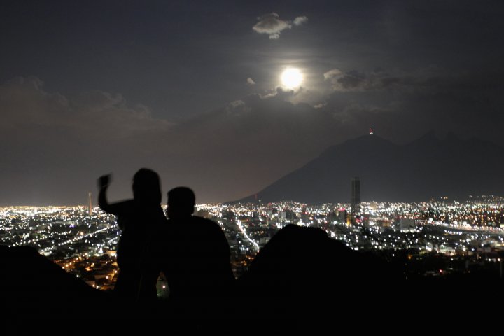 Луна над городом Монтеррей, Мексика. ©REUTERS