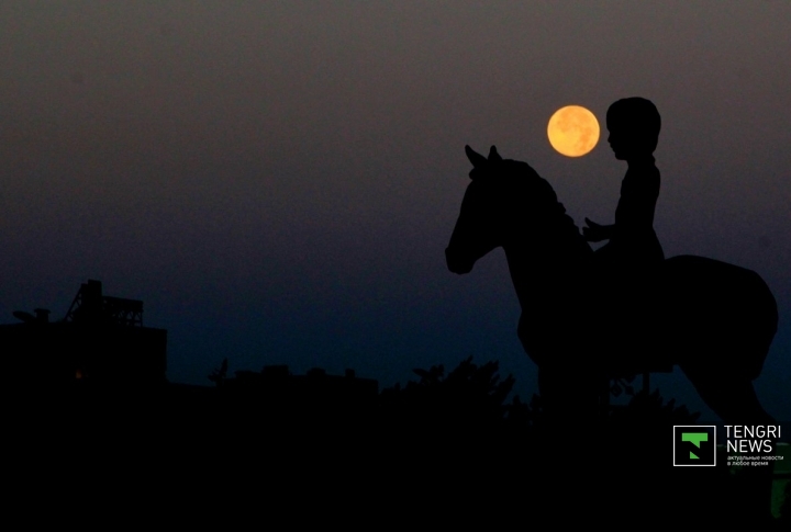Луна над монументом Независимости. Алматы, Казахстан. ©Владимир Прокопенко