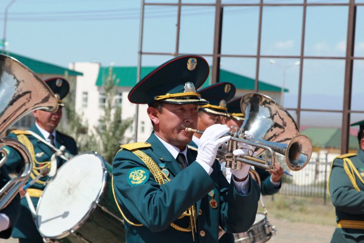 Военный оркестр играл для десантников.
©Владимир Прокопенко