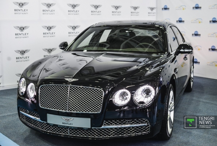Самый дорогостоящий персонаж автосалона Bentley Flying Spur, который оценивается в 250 тысяч долларов.