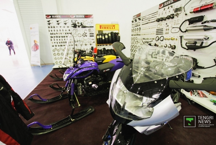 Мотоциклам и снегоходам также нашлось место на выставке. 