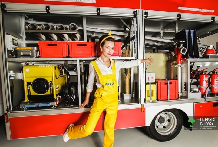 Пожарный автомобиль МЧС Казахстана оснащен всем необходимым для борьбы с огнем.