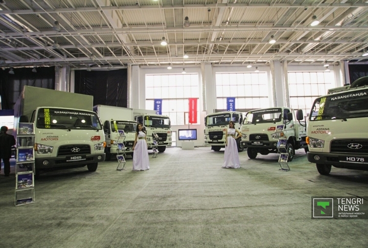 Это ряды грузовых и пассажирских автомобилей Hyundai, выпуск которых налажен в Казахстане.