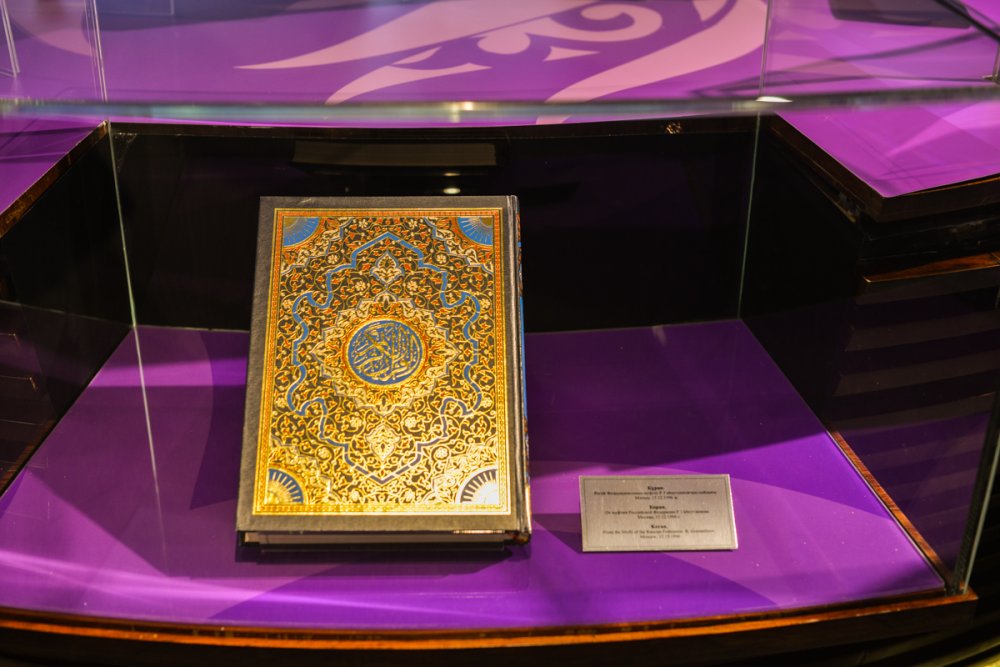 Всего в библиотеке насчитывается 30 видов Корана. Многие из них выполнены в эксклюзивном варианте. Фото Турар Казангапов ©