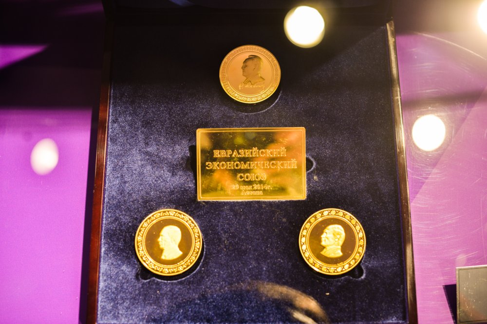 Сувенирный набор в память о подписании в Астане Договора о Евразийском экономическом союзе. Три позолоченные медали, изображающие Назарбаева, Путина и Лукашенко. Фото Турар Казангапов ©