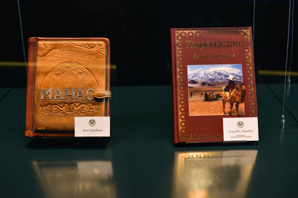 Подарки от бывшего и нынешнего президентов Кыргызстана. Фото Турар Казангапов ©