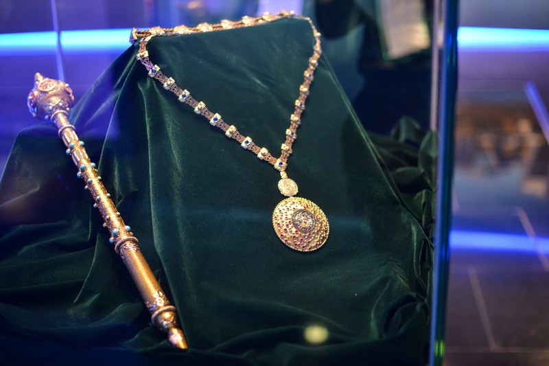 Нагрудный знак особого образца Елбасы и скипетр. Эти вещи подарены Президенту в честь 20-летия независимости Казахстана. Они выполнены из золота, серебра и драгоценных камней. В данном случае скипетр - оригинал, а нагрудный знак - точная копия. Фото Турар Казангапов ©