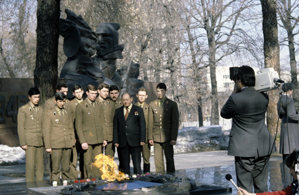 Снимается эпизод фильма "Казахстан в Великой Отечественной войне 1941-1945гг.". Встреча молодых офицеров с дважды Героем Советского Союза Талгатом Бегельдиновым, совершившим в годы войны более 300 боевых вылетов на штурмовике. 1985 год. ©РИА Новости