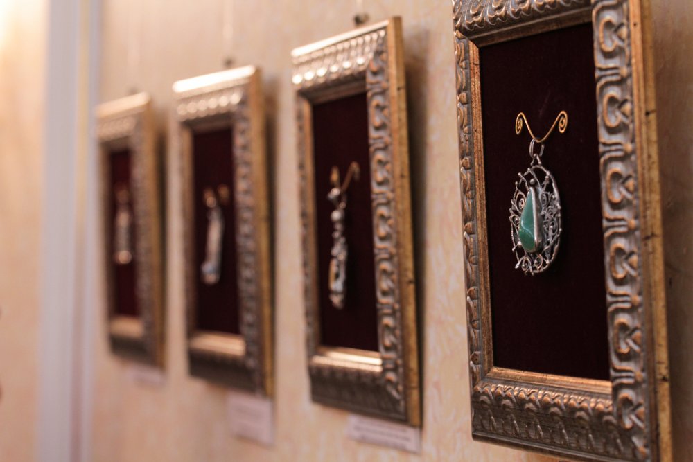 На выставке были представлены, в основном, женские украшения в национальном стиле, изготовленные из серебра и драгоценных камней.