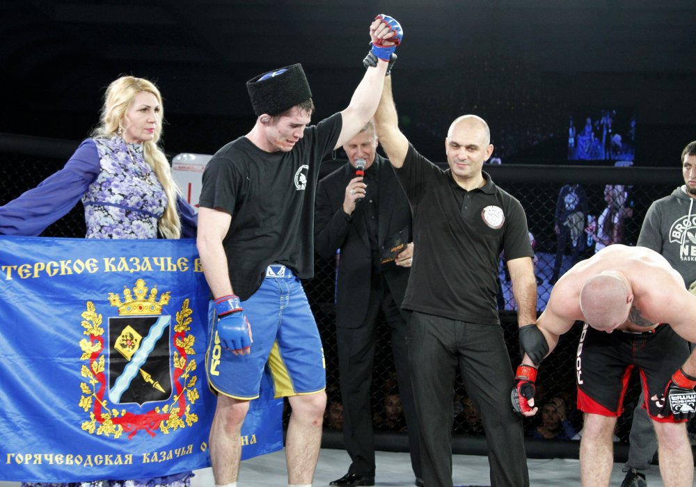 После дополнительного раунда судьи отдали победу бойцу из России. ©Владимир Прокопенко