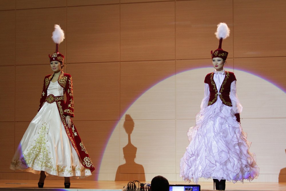 ...другие, напротив, были выдержаны в исконно национальном стиле. Такие платья казахстанские девушки обычно надевают на свадьбу, а именно в день проводов невесты - "Қыз ұзату".