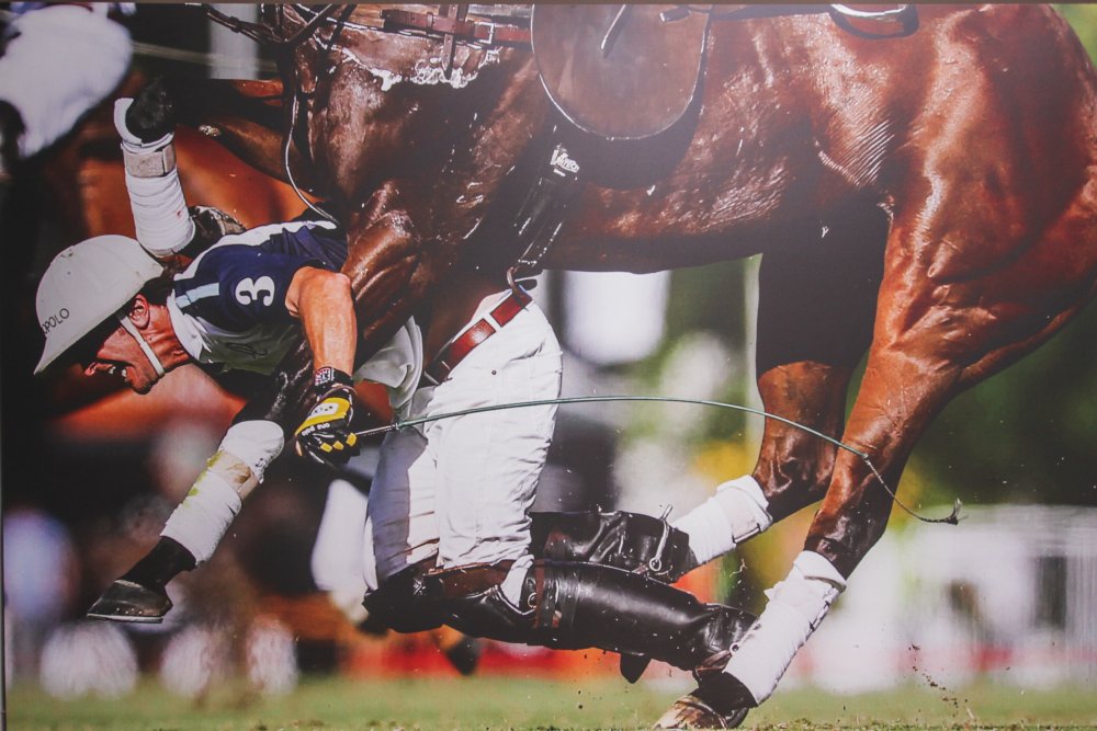 Пабло Макдонау падает с лошади во время матча по поло на Открытом чемпионате Аргентины. Фотограф Эмилиано Лазалвиа.