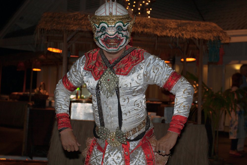А это герой из тайской сказки. Национальные костюмы тайцев необычны и красивы.
